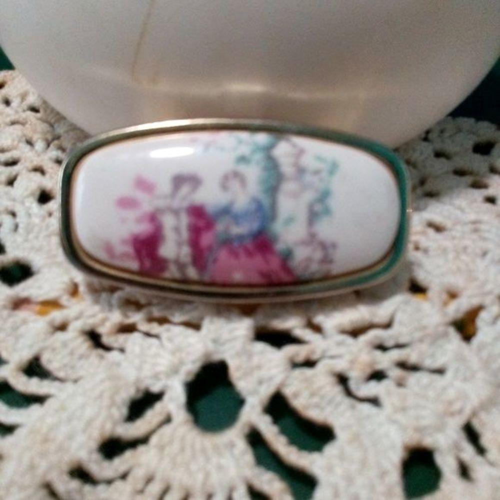 Romantic Victorian vanity mirror ring knuckle to knuckle size 7
